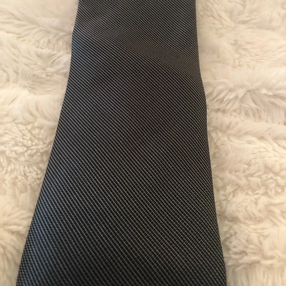 Kenneth Cole Reaction black gray silk tie - Picture 3 of 4